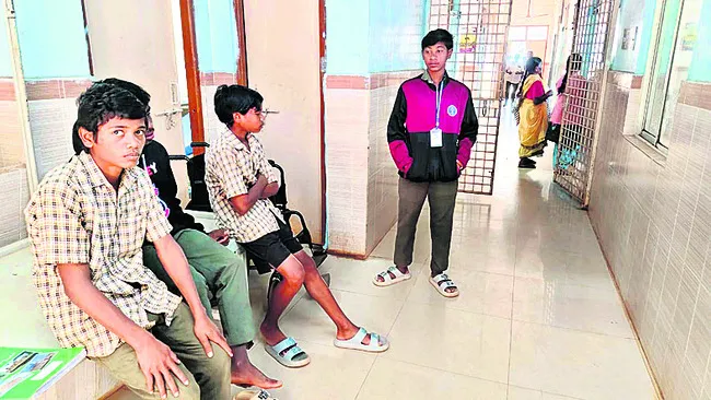 అందని సేవలు.. తప్పని తిప్పలు 