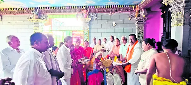 వెండి కిరీటం బహూకరణ 