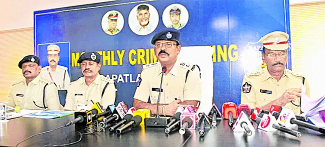 ఆటో బోల్తా : పలువురికి గాయాలు 