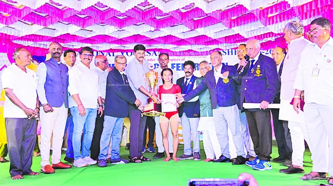 సుఖమయ జీవనానికి యోగా దోహదం 