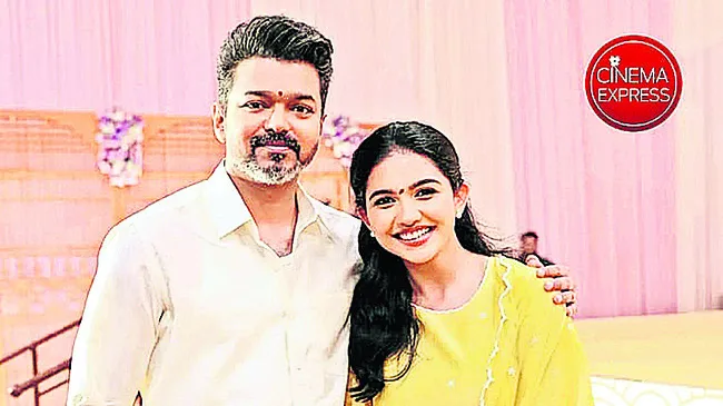 అభిమానుల తోపులాటతో.. కింద పడిన విజయ్‌ 