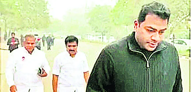 సీబీఐ ఎదుట టీవీకే ముఖ్య నేతలు 