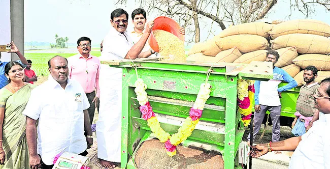 కలెక్టర్‌పై ఎమ్మెల్యే ఆగ్రహం