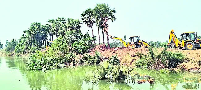 రాజకీయ కక్ష.. పేదలకు శిక్ష 