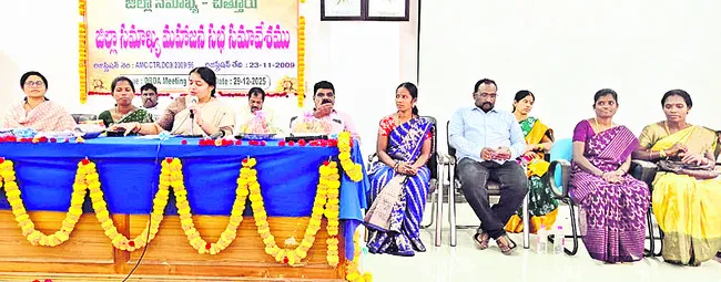 ఆదర్శంగా ఉండాలి 
