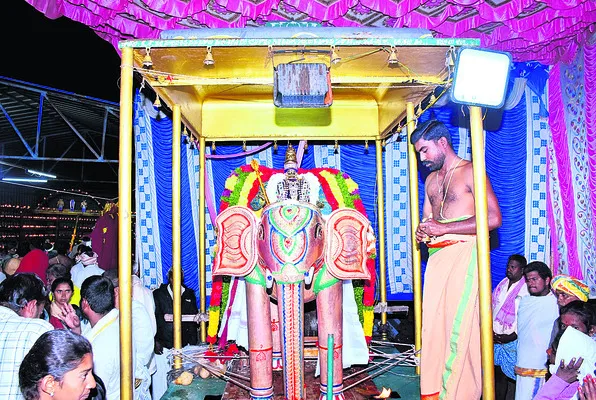 గజవాహనంపై మద్దిలేటి స్వామి వైభవం
