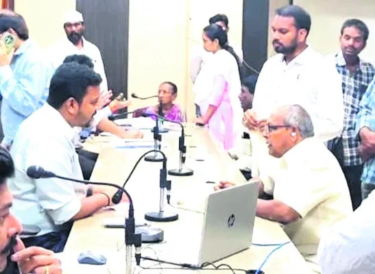 బాధ్యతతో అర్జీలు పరిష్కరించాలి 