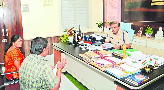 అర్జీలు సత్వరం పరిష్కరించండి 