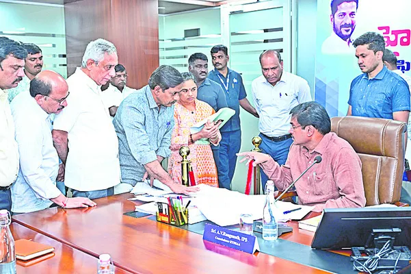 రహదారుల్నీ వదలట్లేదు! 