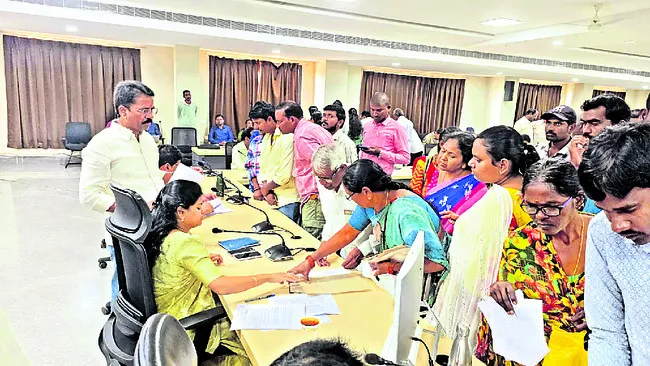 అర్జీలు త్వరగా పరిష్కరించండి