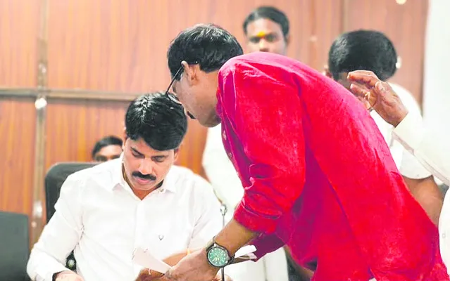 ప్రభుత్వ స్థలాల ఆక్రమణలపై కలెక్టర్‌కు ఫిర్యాదు 