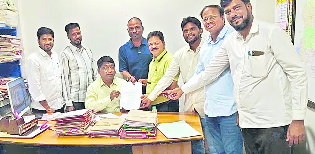 సమస్యలు పరిష్కరించాలని వినతి 
