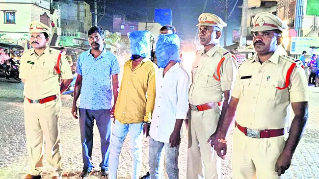 యువకుడిపై హత్యాయత్నం కేసులో ఇరువురి అరెస్టు
