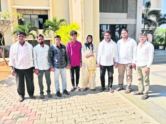 విద్యార్థి కుటుంబాన్ని ఆదుకోవాలి 