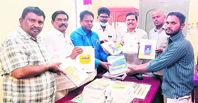 ముగ్గురు మెడికల్‌ విద్యార్థులకు ఆర్థిక తోడ్పాటు