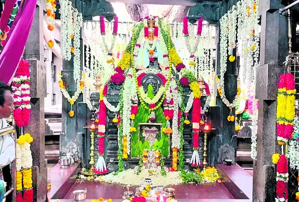 ఈరన్నకు ప్రత్యేక పూజలు  