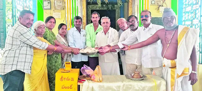 వెండి ఆభరణాలు బహూకరణ