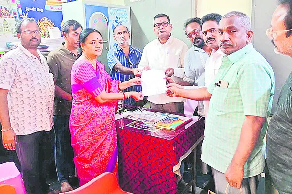 ఆలయం సమీపంలో మద్యం షాపొద్దు..