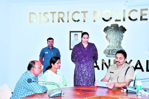 మోసం చేశారు.. వేధిస్తున్నారు!