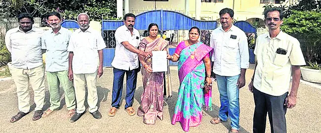 ఆస్పత్రి ప్రాంగణంలో ఆటస్థలమా..? 