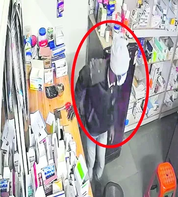 షట్టర్ల తాళాలు పగులగొట్టి..