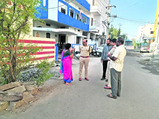 రెచ్చిపోతున్న చైన్‌ స్నాచర్లు 