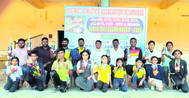 విజేతలకు చాంపియన్‌షిప్‌ ట్రోపీలు ప్రదానం 