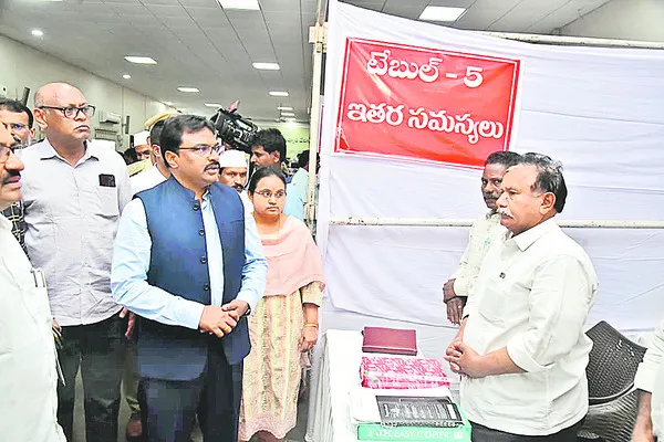 రెవెన్యూ క్లినిక్‌కు పోటెత్తిన అర్జీలు