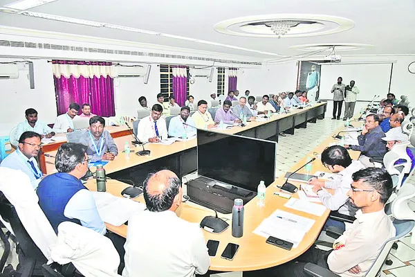 నిర్దేశించిన లక్ష్యాల మేరకు రుణాలివ్వాలి 