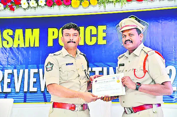 టాస్క్‌ఫోర్స్‌ పోలీసులకు ఎస్పీ అభినందనలు 