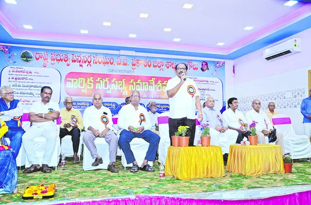 తగ్గించిన పెన్షన్‌ పెంచాలి 