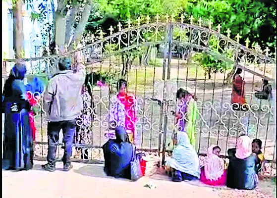 పిల్లల కోసం గేటు వద్ద నిరీక్షణ