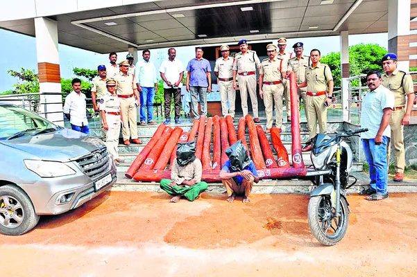 ఎర్రచందనం అక్రమ రవాణాపై పోలీసుల మెరుపుదాడి