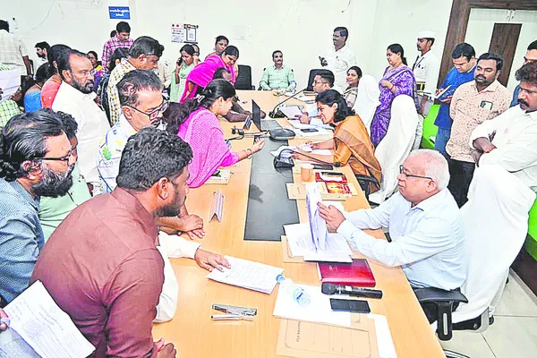 రెవెన్యూ క్లినిక్‌తో అర్జీలకు రియల్‌ టైమ్‌ పరిష్కారం