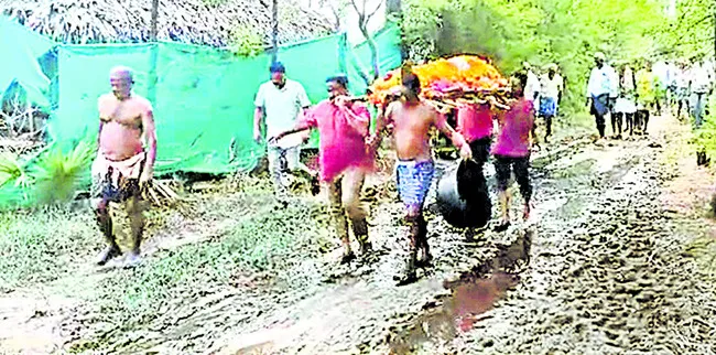 శ్మశానానికి వెళ్లాలంటే ‘చావు’కొస్తోంది ! 