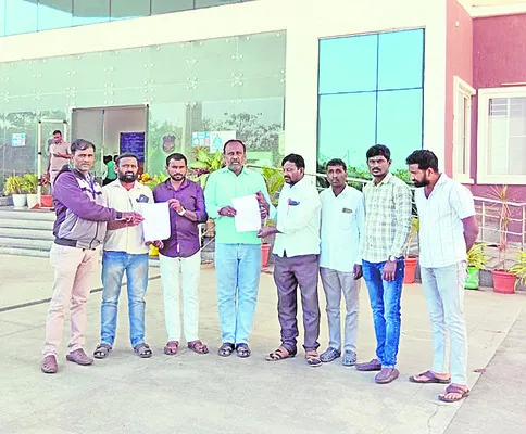 మోసపోయాం.. న్యాయం చేయండి