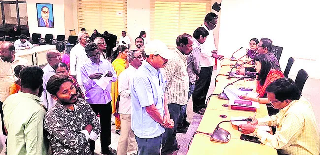 అర్జీలు సకాలంలో పరిష్కరించాలి