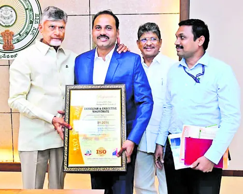 తెనాలి తహసీల్దార్‌కు సీఎం అభినందన 