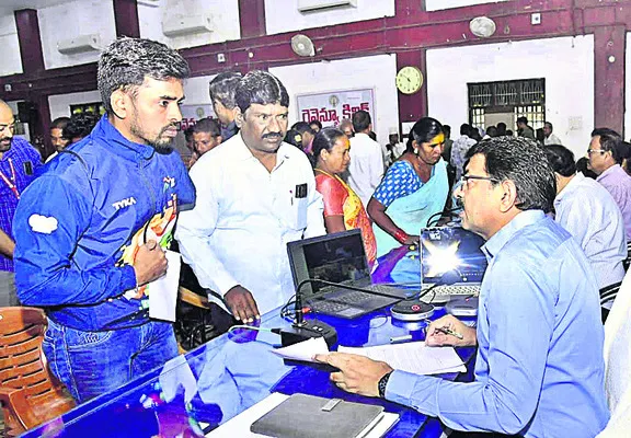 ప్రభుత్వం కల్పిస్తున్న సౌకర్యాలు అందించండి