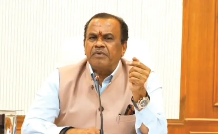 ‘ఈసారి రోజుకు లక్షకు పైనే వాహనాలు’.. సంక్రాంతి రద్దీ సమీక్షలో మంత్రి కోమటిరెడ్డి  