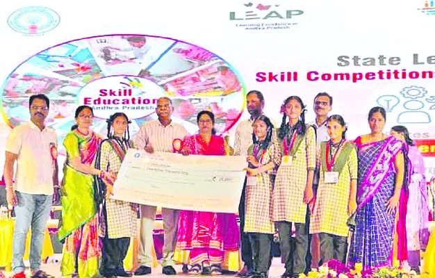 మేదరమెట్ల విద్యార్థుల ప్రాజెక్టుకు స్టేట్‌ ఫస్ట్‌ 