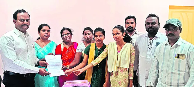 మద్యం షాపులను  మూయించాలి 