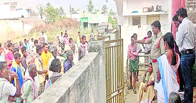 పోలీసుల సమక్షంలో యూరియా పంపిణీ