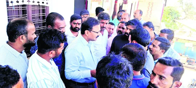 కలెక్టర్‌కు బీఆర్‌ఎస్‌ నాయకుల ఫిర్యాదు 