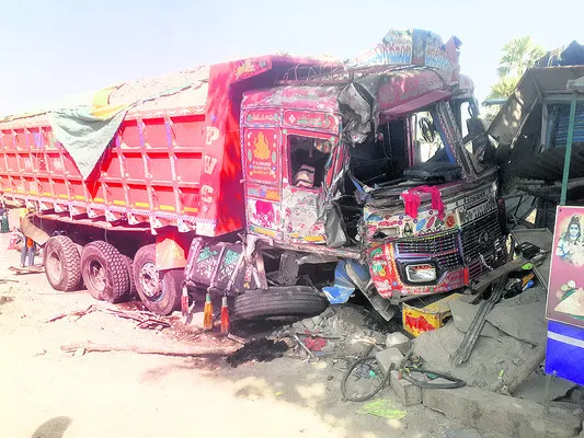 రెండు లారీలు ఢీ.. డ్రైవర్లకు గాయాలు 