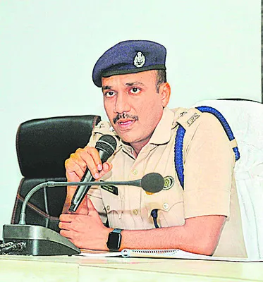 బహిరంగ ప్రదేశాలు రహదారులపై వేడుకలు వద్దు 