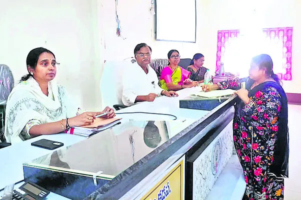 పెన్షనర్లు లైఫ్‌  సర్టిఫికెట్‌ ఇవ్వాలి 