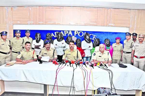 కాపుకాచి.. ప్రయాణికులను ఏమార్చి.. 