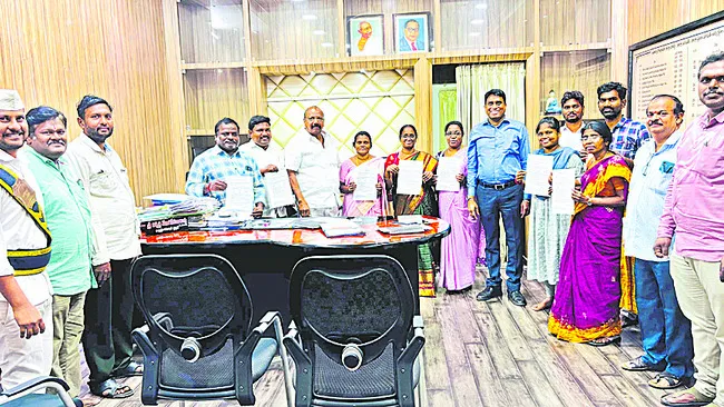 హాస్టల్‌ విద్యార్థులకు..  సహాయం చేయండి ప్లీజ్‌.. 