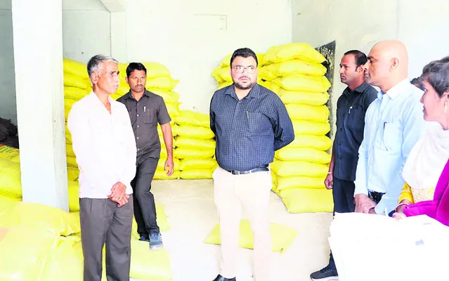 యూరియా పంపిణీలో అలసత్వం వహించొద్దు 